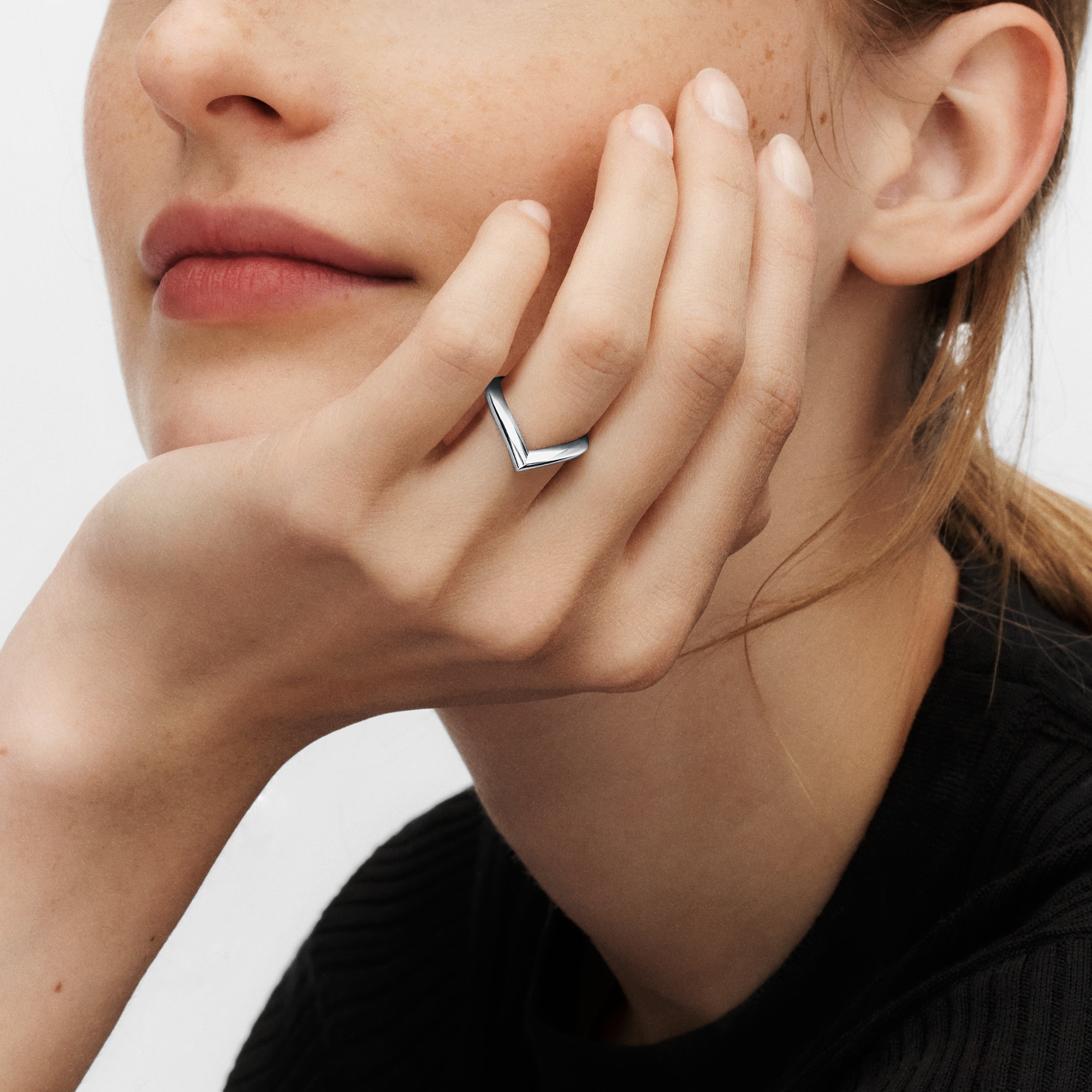 LV Diamonds V Ring, Platinum - Jewelry - Categories | LOUIS VUITTON ®